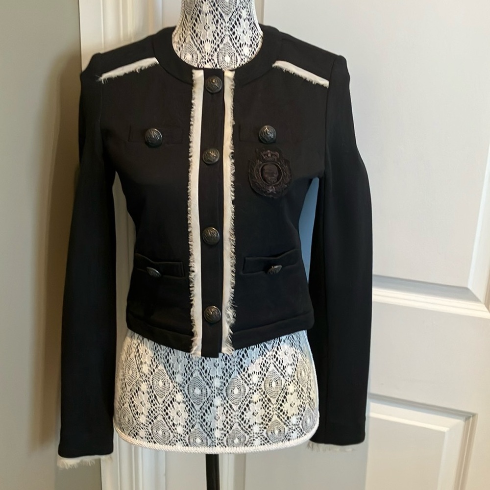 Simply devine little black blazer w/frayed grey detail & fabulous “emblem” patch